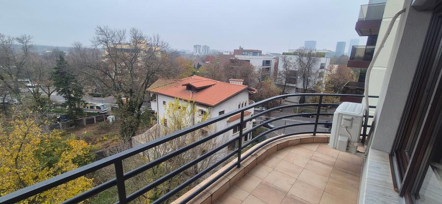 Apartament cu 4 camere semidecomandat în Primăverii