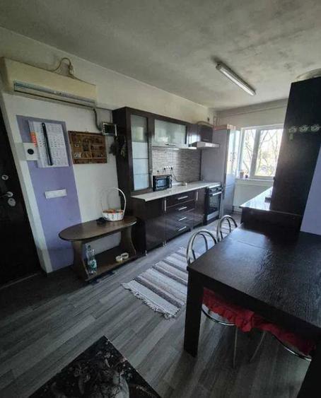 Apartament cu 4 camere semidecomandat în Tătărași