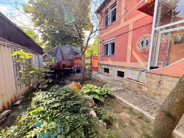 Casă individuală cu 6 camere cu Canalizare în 1 Mai