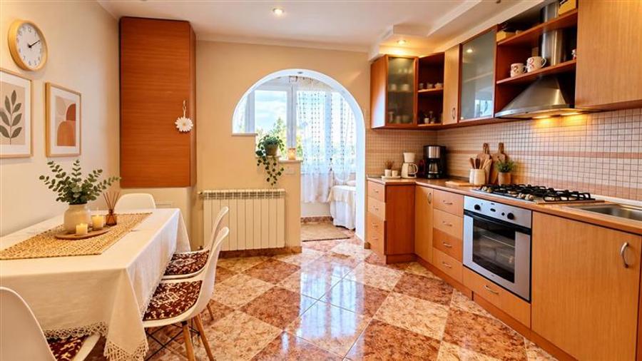 Apartament cu 3 camere decomandat, mobilat în Central