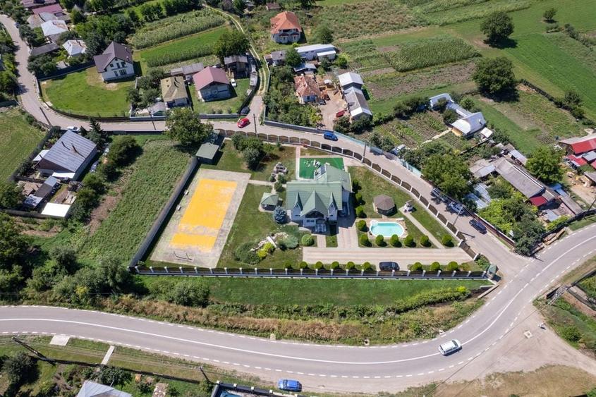 Casă individuală cu 7 camere cu Piscina în Girov