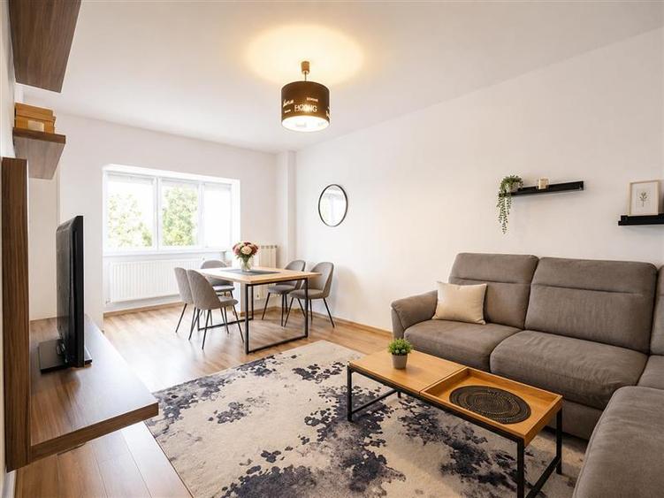 Apartament cu 3 camere decomandat în Dârste