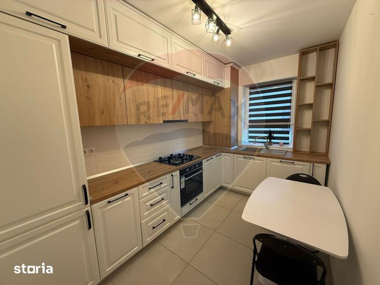 Apartament cu 3 camere decomandat în Tractorul