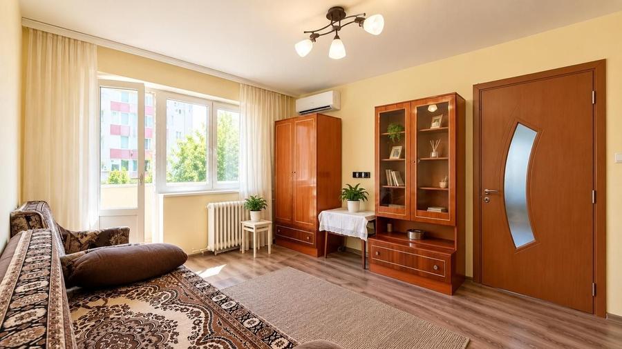 Apartament cu 3 camere semidecomandat în Dâmbovița