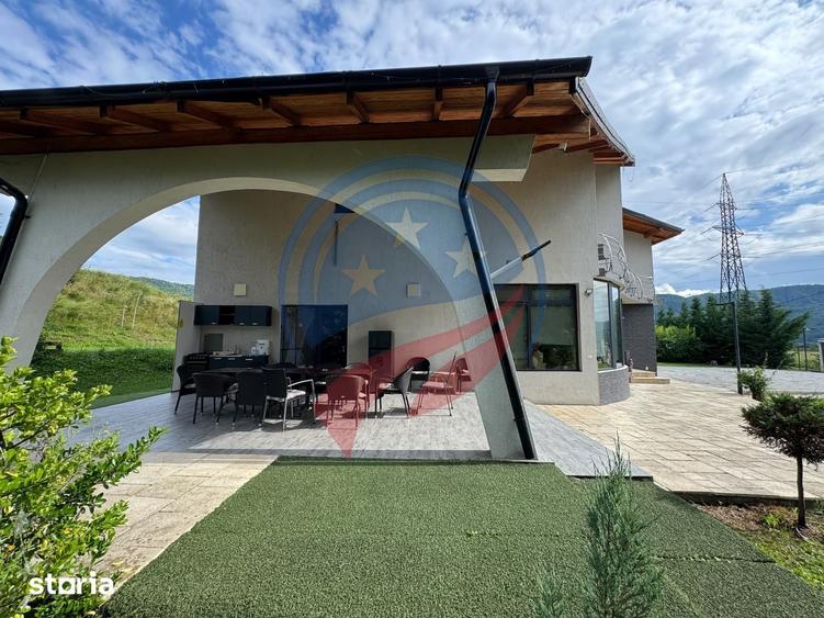Casă cu 8 camere cu Teren 5574 Mp în Central