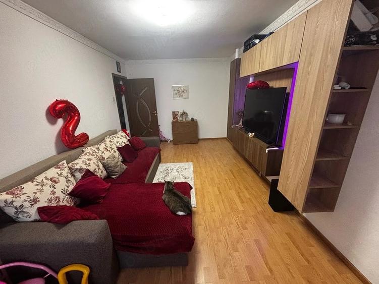 Apartament cu 3 camere decomandat în Rahova
