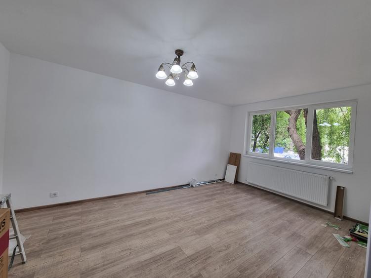 Apartament cu 3 camere decomandat în P-ța Reșița