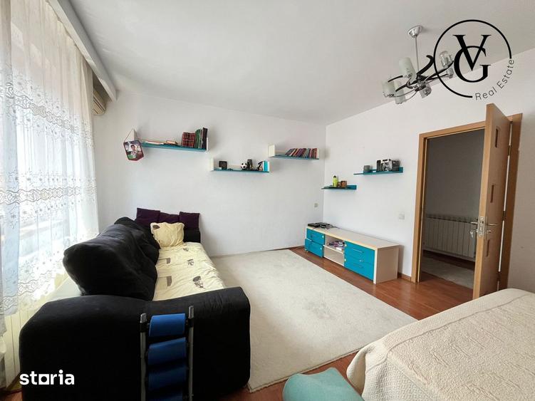 Casă cu 10 camere cu Teren 300 Mp în Tei