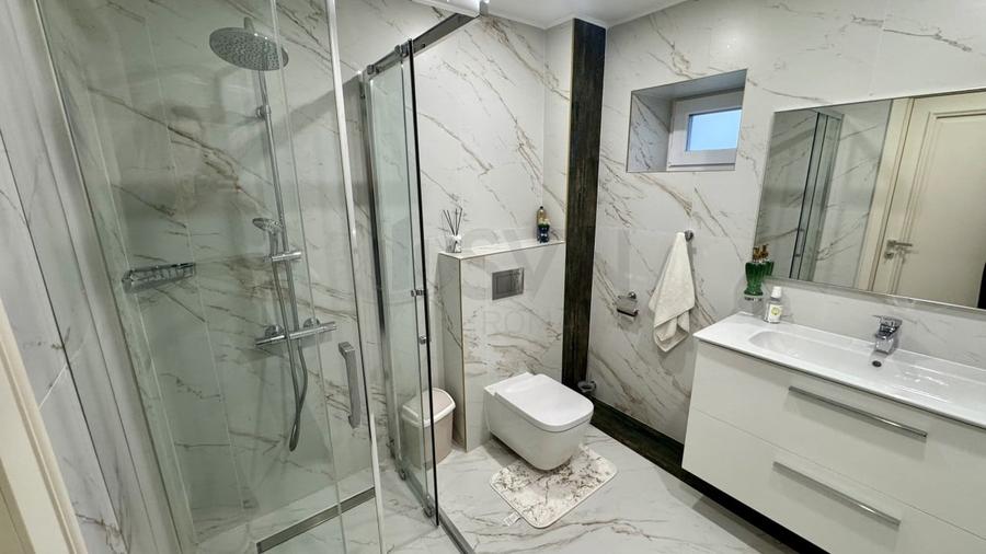 Casă individuală cu 10 camere cu Piscina în Cornu