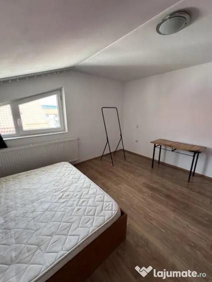 Apartament cu 3 camere semidecomandat în Florești