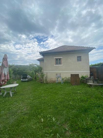 Casă cu 5 camere cu Teren 1674 Mp în Stupini