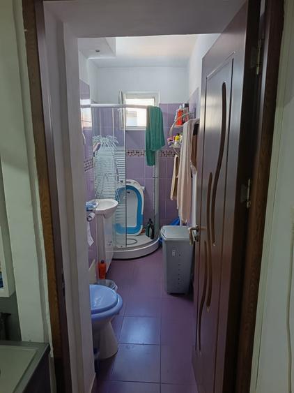 Apartament cu 3 camere semidecomandat în Craiovița Nouă
