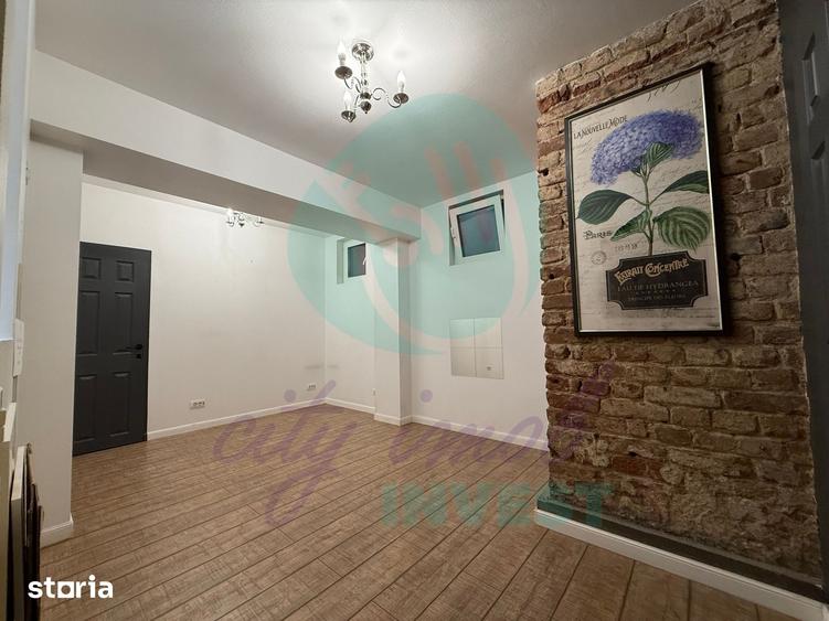 Casă cu 10 camere cu Teren 215 Mp în Tei