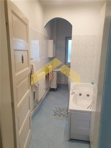 Casă individuală cu 7 camere cu Canalizare în Mehala