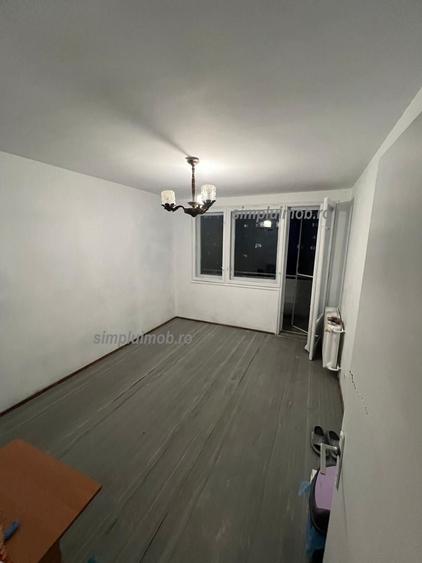 Apartament cu 3 camere semidecomandat în Berceni