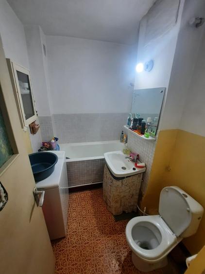 Apartament cu 3 camere semidecomandat, mobilat în Tătărași