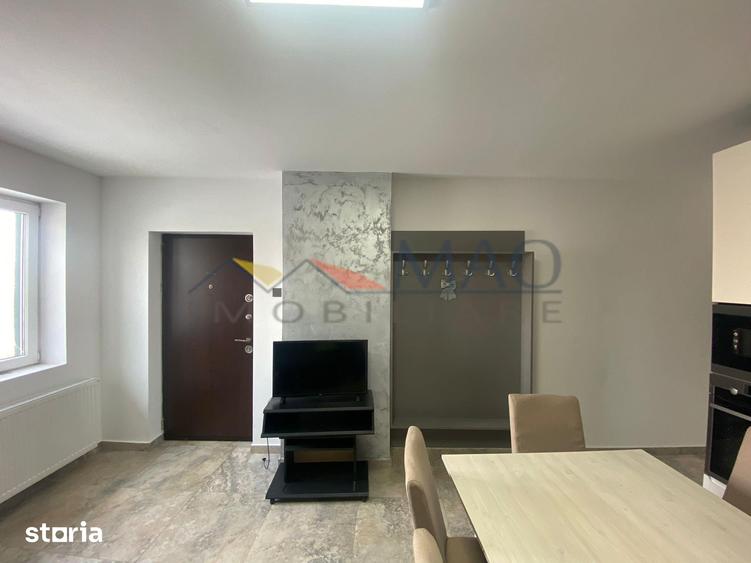 Casă cu 8 camere cu Teren 700 Mp în Semicentral