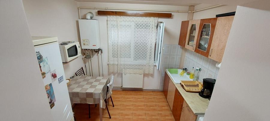 Apartament cu 3 camere decomandat în Micro 16