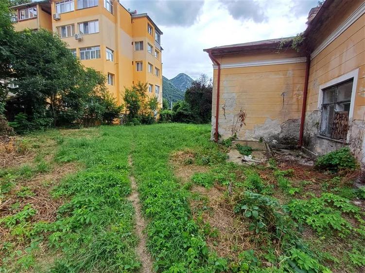Casă individuală cu 4 camere cu Teren 3204 Mp în Central