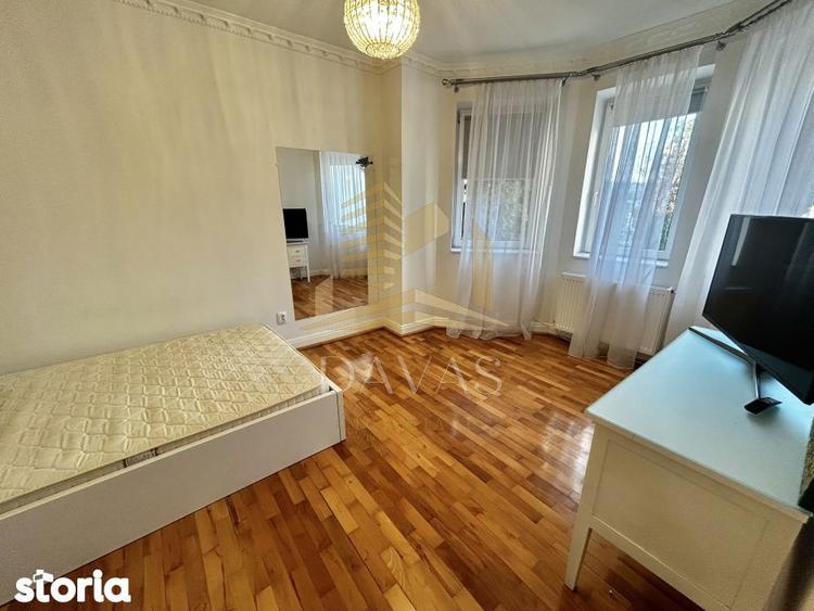 Casă cu 5 camere semidecomandat cu Garaj în Gruia