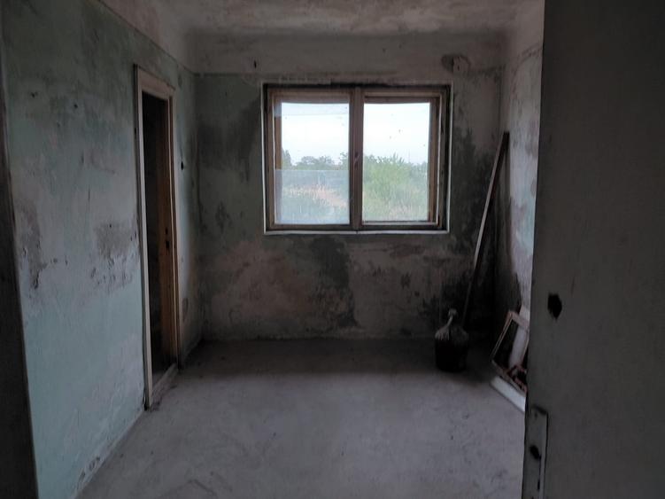 Apartament cu 4 camere decomandat în Peregu Mare