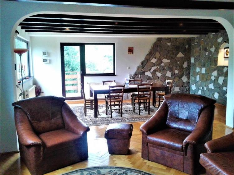Casă cu 7 camere cu Teren 200 Mp în Predeal