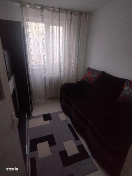 Apartament cu 3 camere semidecomandat, mobilat în Central