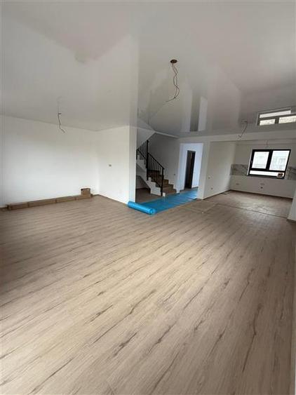 Duplex cu 4 camere cu Teren 250 Mp în Tărlungeni