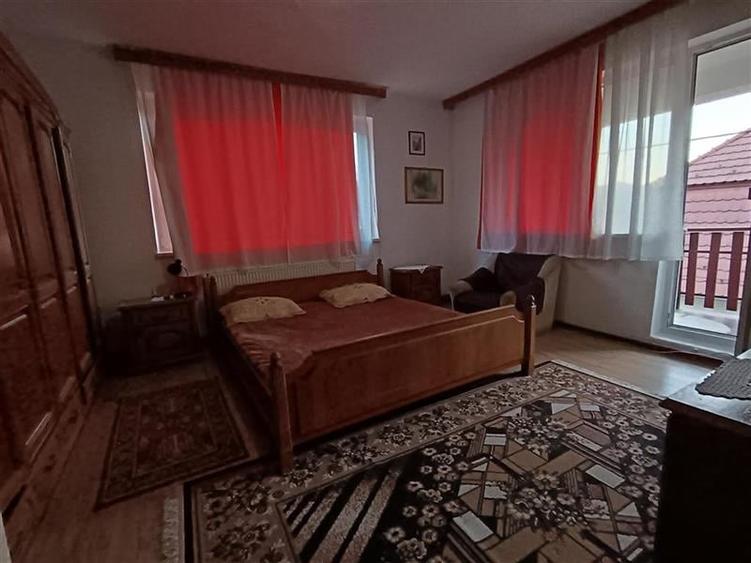 Casă individuală cu 9 camere cu Canalizare în Praid