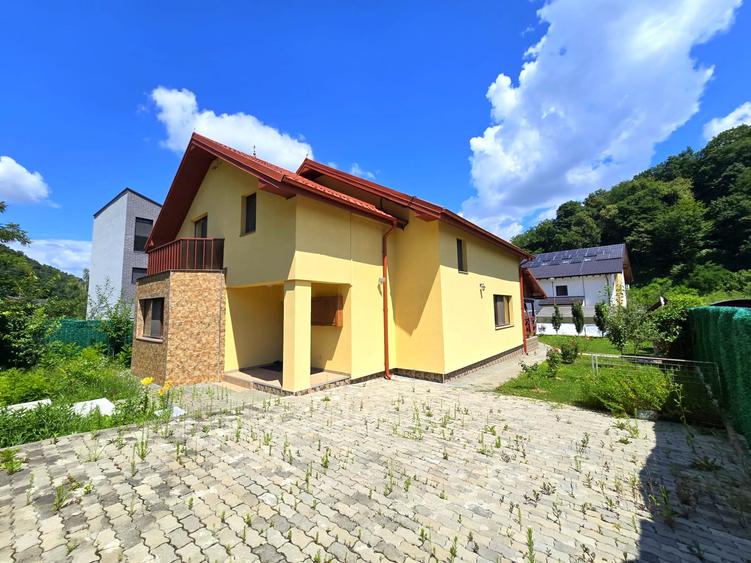 Casă individuală cu 6 camere cu Canalizare în Florești