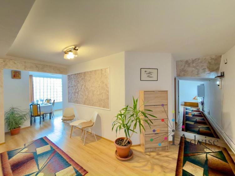 Apartament cu 4 camere semidecomandat în Schei