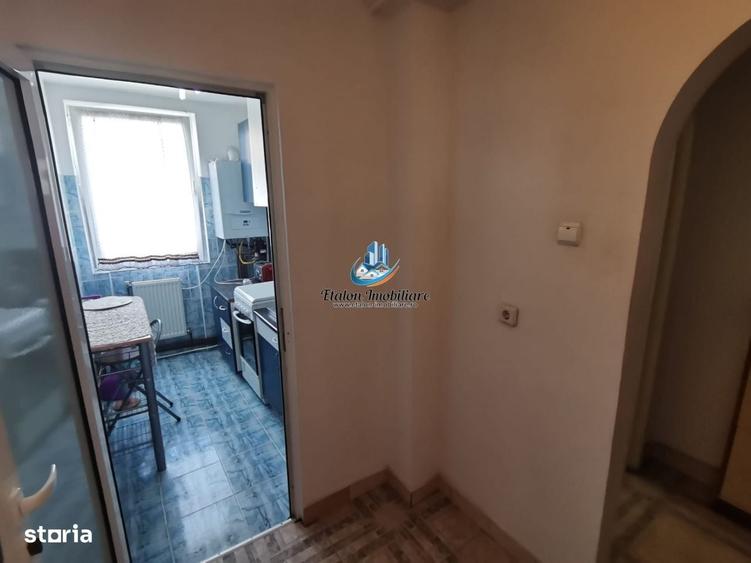 Apartament cu 3 camere semidecomandat în Calea Romanului