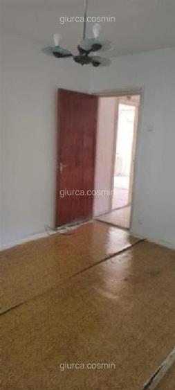 Apartament cu 3 camere semidecomandat în Berceni