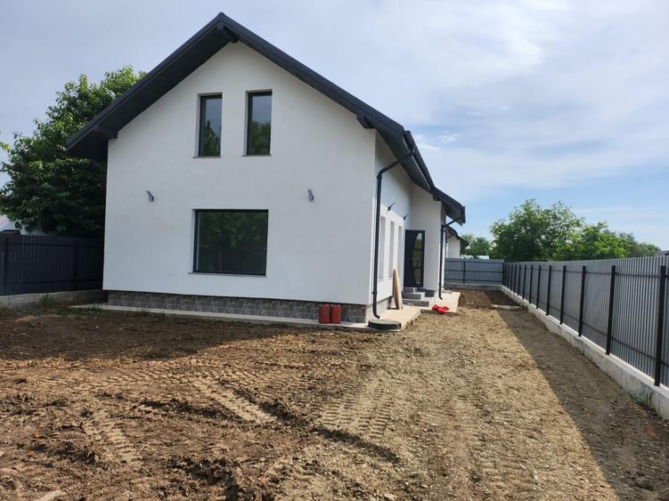 Casă cu 4 camere cu Canalizare în Traian