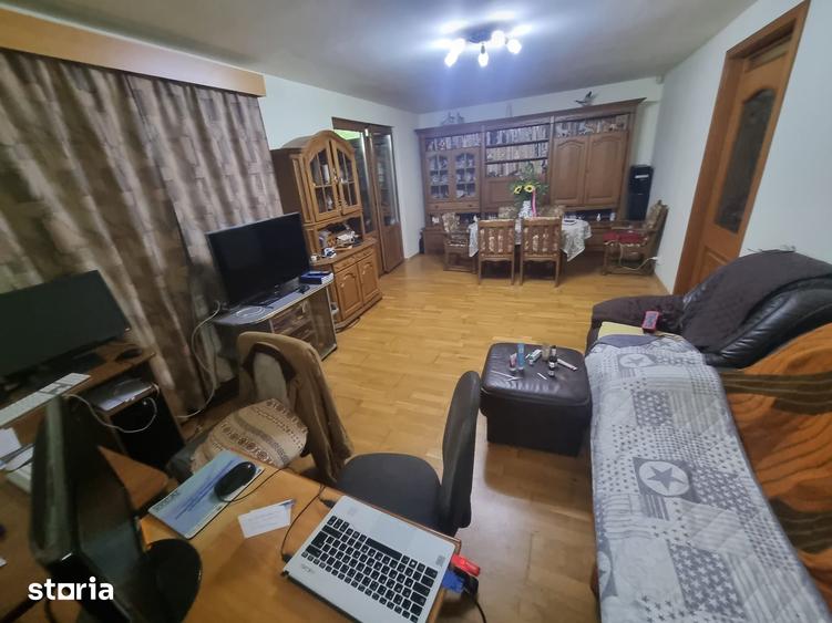 Casă cu 5 camere cu Teren 1790 Mp în Est