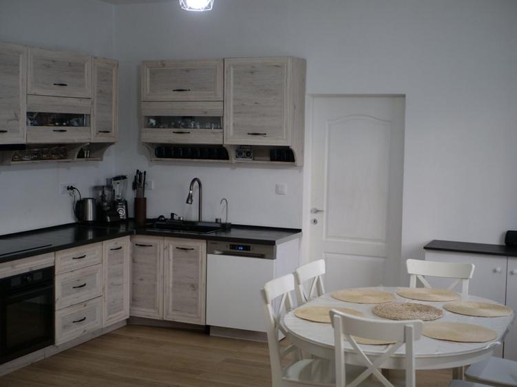 Casă cu 4 camere decomandat în Râu de Mori
