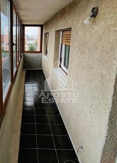 Apartament cu 4 camere decomandat, mobilat în Central