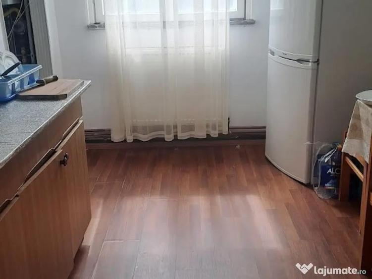 Apartament cu 3 camere decomandat în Frații Golești