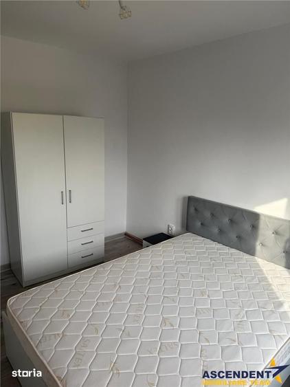 Apartament cu 3 camere decomandat în Tractorul