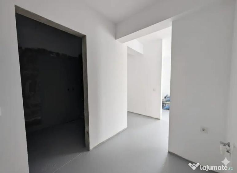 Apartament cu 4 camere semidecomandat în Florești