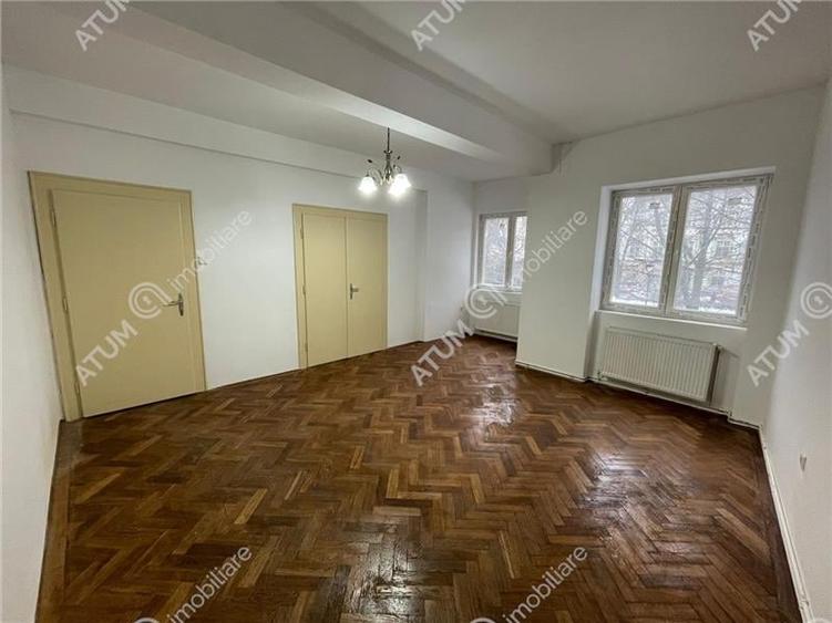 Apartament cu 4 camere decomandat în Central