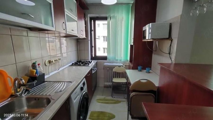 Apartament cu 3 camere semidecomandat, mobilat în Dristor