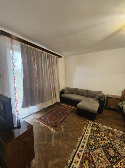 Apartament cu 3 camere decomandat, mobilat în Central