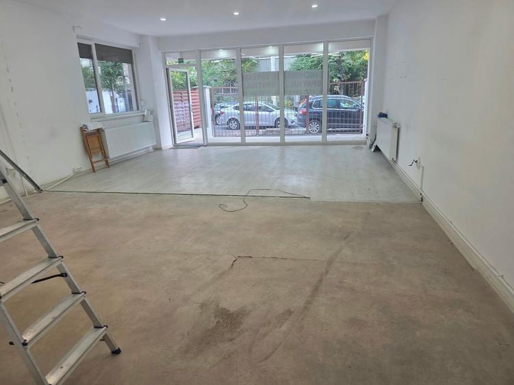 Apartament cu 3 camere decomandat în Jiului