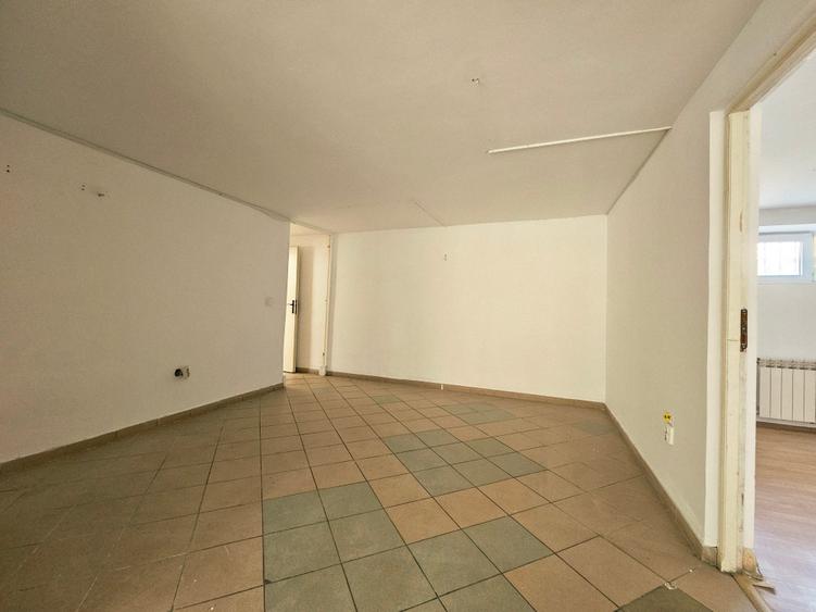 Casă individuală cu 10 camere cu Canalizare în Central