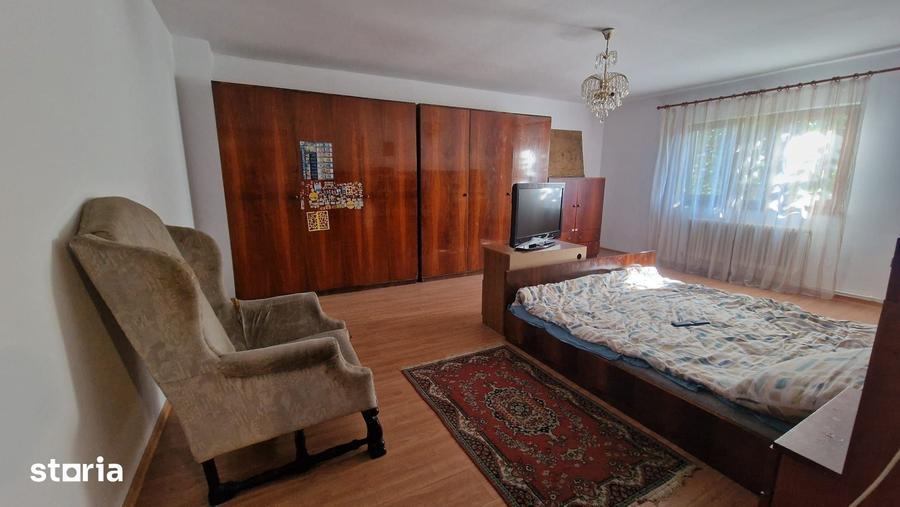 Casă cu 8 camere cu Teren 450 Mp în Lipoveni