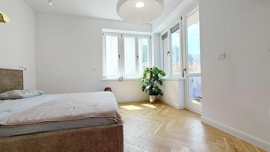 Apartament cu 3 camere semidecomandat, mobilat în Central