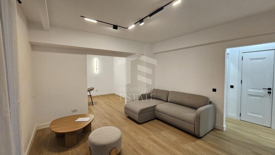 Apartament cu 3 camere semidecomandat, mobilat în Ultracentral