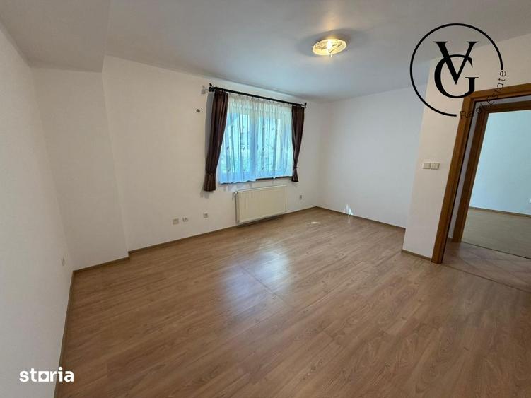 Casă cu 6 camere cu Teren 250 Mp în Tei