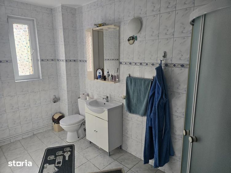 Casă cu 6 camere cu Teren 300 Mp în Sud
